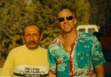 Михалис Яннатос с американским актером Николасом Кейджем на съемках фильма «Выбор капитана Корелли»