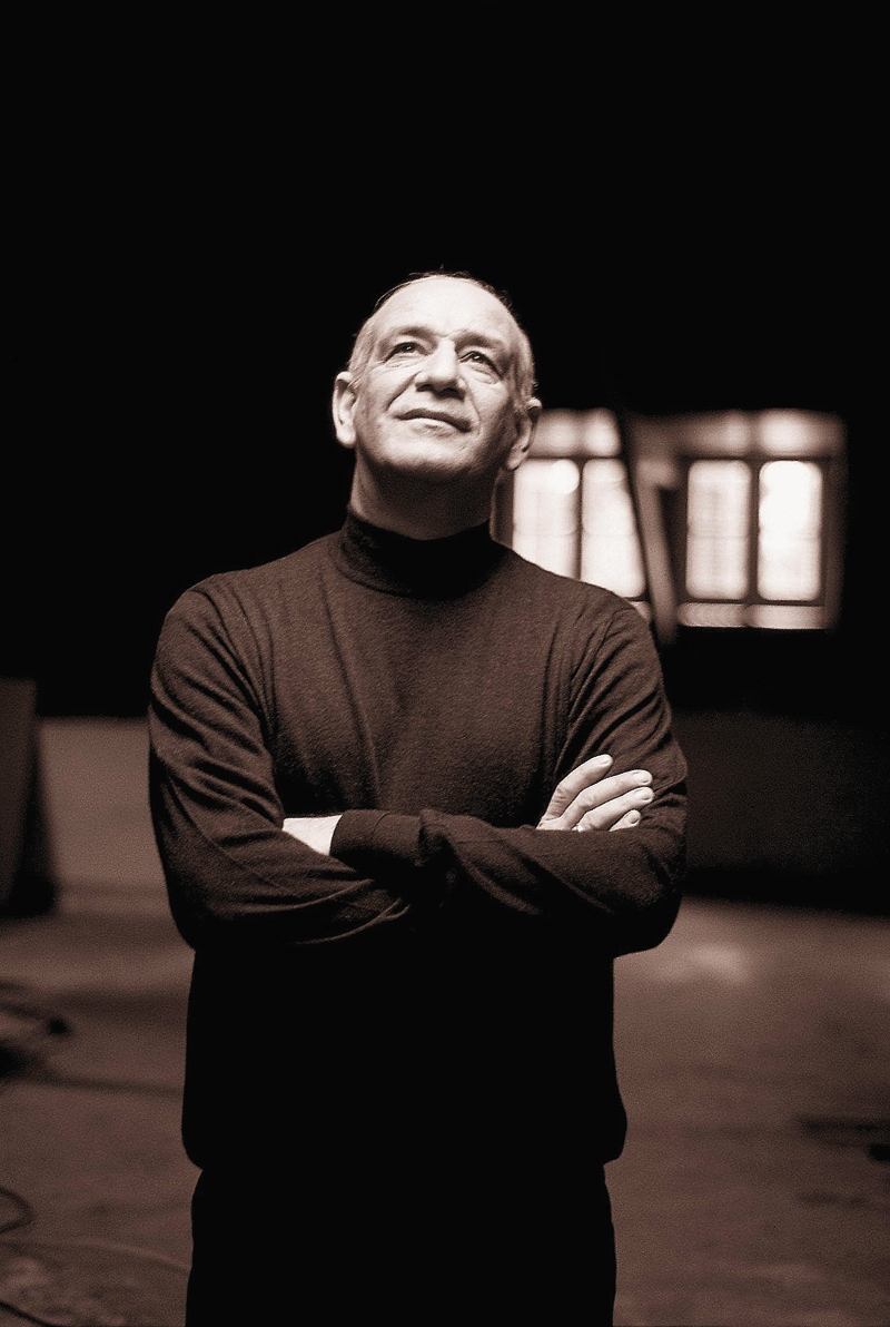 Димитрис Митропанос.  Фото с сайта – www.redplanet.gr