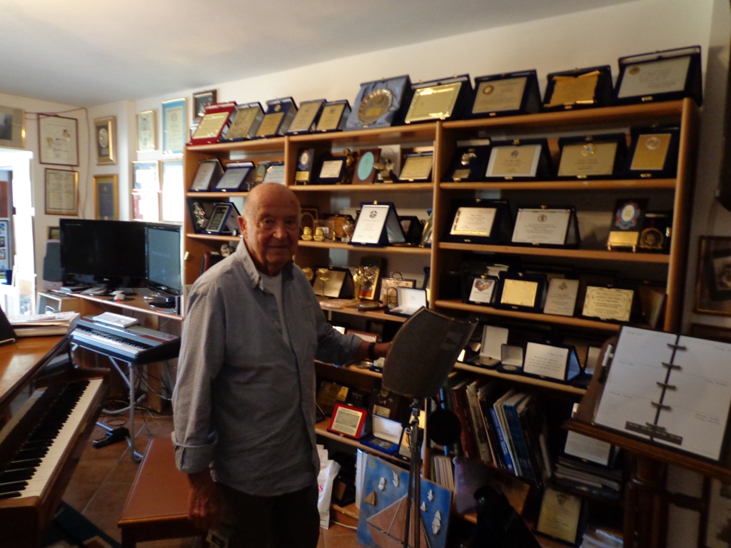 Мимис Плессас в доме Фото с сайта - soundtrackbeat.com