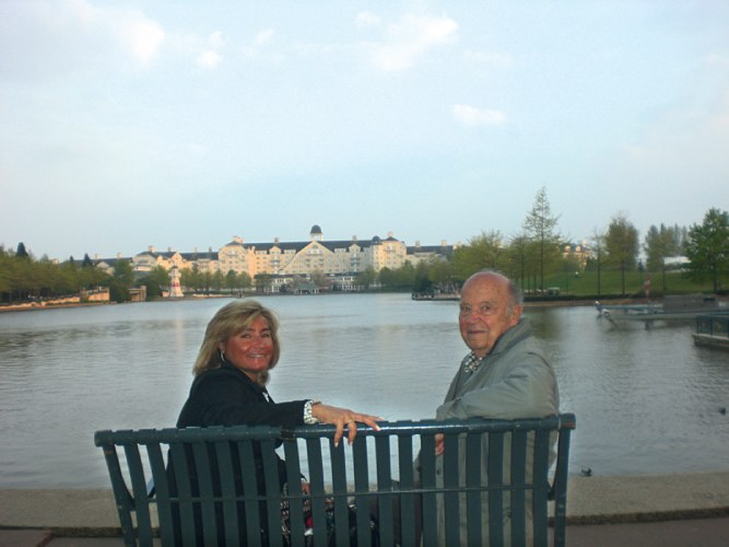 Плессас и его жена Лукила Каррес.  Фото с сайта www.womenonly.gr