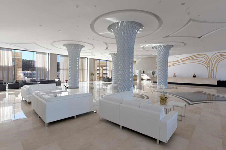  Princess Andriana Resort & Spa. Белоснежное лобби отеля
