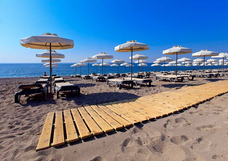  Princess Andriana Resort & Spa. Пляж отеля, награжденный Голубым флагом